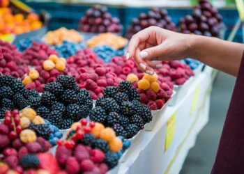 alimentar-se de frutas, ingerir frutas