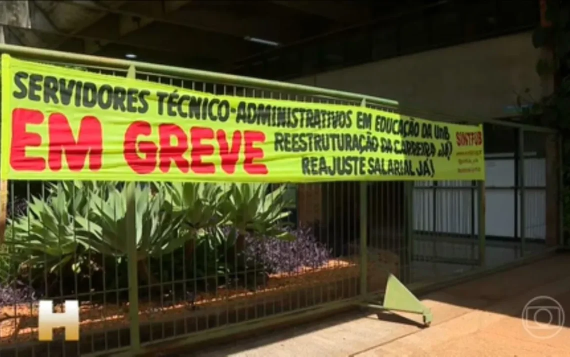 Servidores da educação de mais de 40 universidades e institutos federais estão em greve Professores do IFPI deflagram greve e UFPI ainda define data; — Foto: Eric Souza/g1 Educação em greve: 48 universidades e 71 institutos federais aderiram à paralisação - Todos os direitos: © G1 - Globo Mundo