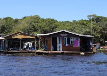 embarcações, estruturas flutuantes, plataformas flutuantes;