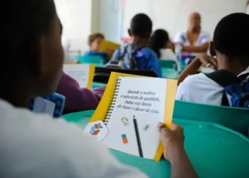 salário-base dos professores, remuneração mínima dos docentes;