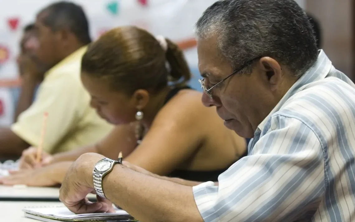 Pacto, Nacional pela superação, Analfabetismo e Qualificação da Educação de Jovens e Adultos;